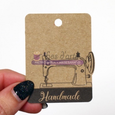 Etiqueta de papel castanho com desenho de máquina de costura e texto Handmade