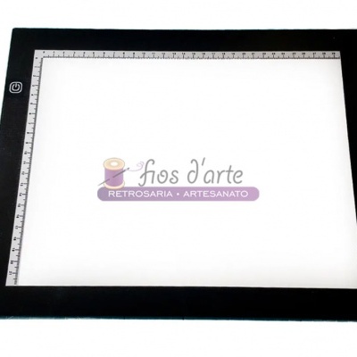 Mesa de luz retangular preta com superfície branca e régua em torno