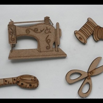Objetos em madeira decorativos com tema de costura