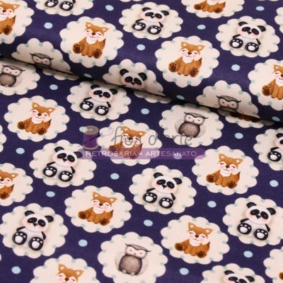 Tecido azul escuro com estampado de ovelhas, raposas e corujas