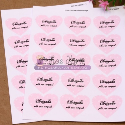 Etiquetas adesivas com corações rosas e texto de agradecimento em português