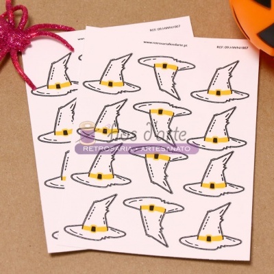 Folha com desenhos de chapéus de bruxa e decoração de Halloween