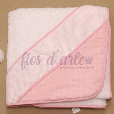 Toalha branca com capuz rosa claro e meias brancas ao lado