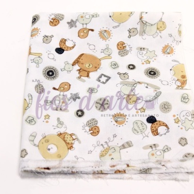 Manta branca com padrão colorido de animais e objetos