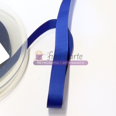 Rolo de fita azul escuro canelada desenrolada sobre fundo branco