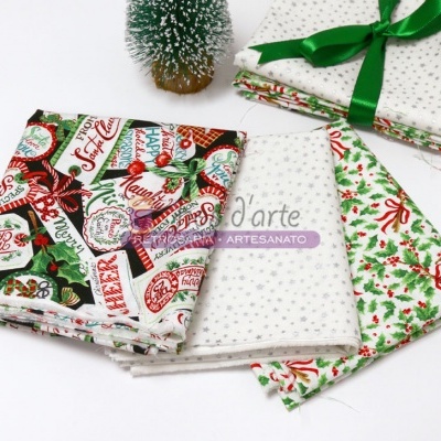 Conjunto de tecidos com padrões natalícios e decoração de árvore