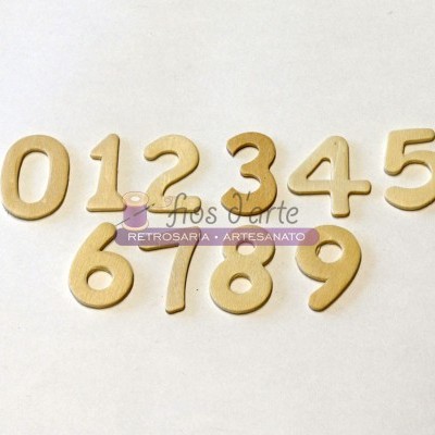 Números de madeira clara de 0 a 9 sobre fundo branco