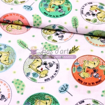 Tecido estampado branco com personagens animados em círculos coloridos e folhas desenhadas