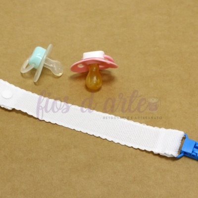 Dois biberões de silicone, um azul e um rosa, com cinto branco de tecido e fecho azul