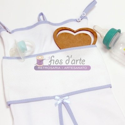 Macacão branco e lilás para bebé com chupeta, biberão, biscoito e cartão de marca