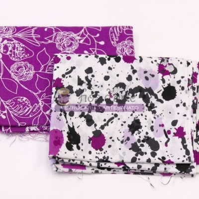 tecidos dobrados com padrões floral e de manchas