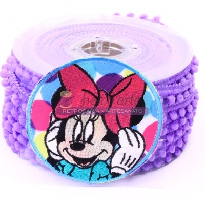 Rolo de fita roxa com pompons e etiqueta com imagem de Minnie colorida