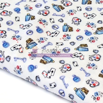 tecido branco com padrão de objetos pequenos e texto de artesanato