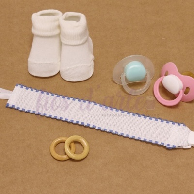 Conjunto de acessórios para bebé com meias brancas, chupetas azul e rosa, fita de tecido branco e anéis de madeira
