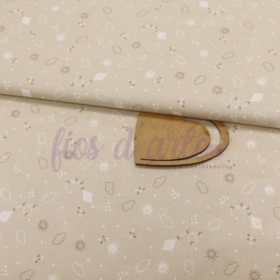 tecido bege com padrão de nuvens, sol e pontos e etiqueta de cartão marrom