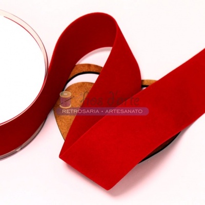Fita vermelha de tecido aveludado enrolada