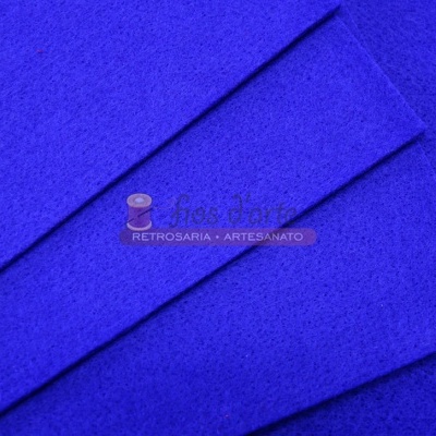 tecido de feltro azul vibrante em camadas sobre superfície preta