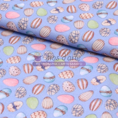 tecido azul claro com padrão de ovos decorativos coloridos e marca Fios & Arte