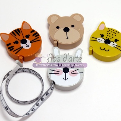 Quatro trenas de costura em forma de cabeças de animais coloridas sobre fundo branco