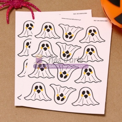 Folha com recortes de fantasmas em papel branco com aranha rosa e abóbora de Halloween