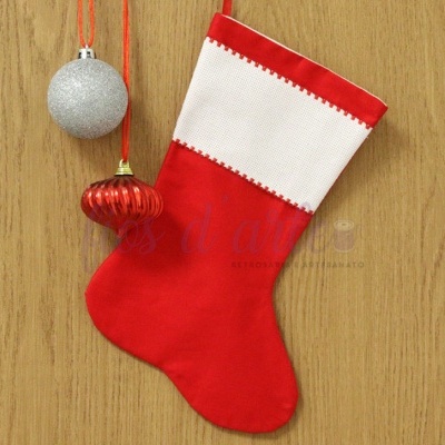 Meia de Natal vermelha com punho branco pendurada num fundo de madeira e bolas de Natal