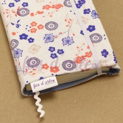 Capa para livro em tecido branco com flores laranja e azuis