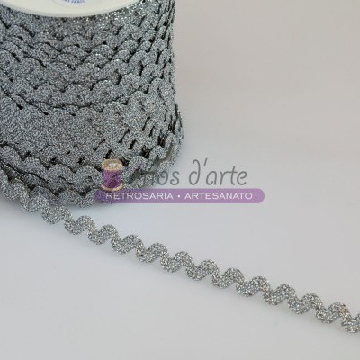 Rolo de fita decorativa prateada com padrão zig-zag e brilho