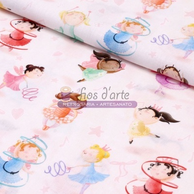 Tecido branco com padrão de meninas desenhadas em várias cores e detalhes de corações e notas musicais