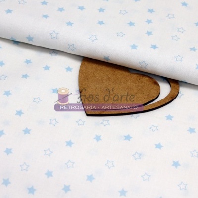 Tecido branco com estrelas azuis e lilases e etiqueta Fios d'arte