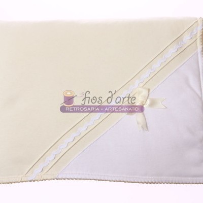 Manta de bebê creme e branco com renda e pompons na borda