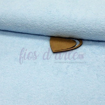 Tecido azul claro macio com recorte de coração em cartão