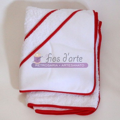 Toalha branca com bordas vermelhas e bordado 'fios d'arte RETROSARIA • ARTESANATO'