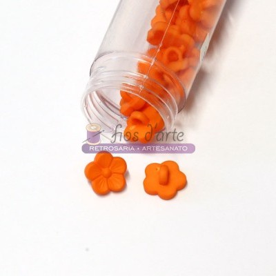 Frasco aberto com botões laranja em forma de flor