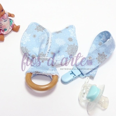 Anel de dentição azul claro com padrão de flocos de neve, prendedor de chupeta azul, chupeta transparente com bocal azul e boneco de plástico