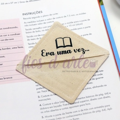 Bolsa de tecido bege com texto bordado 