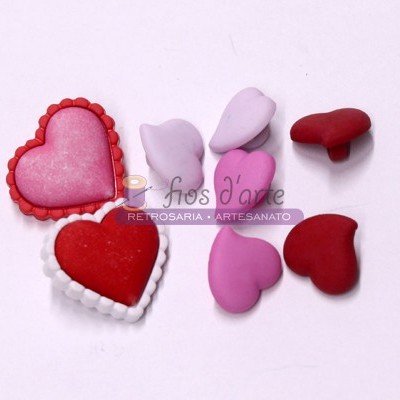 Sete corações decorativos coloridos em tons de vermelho, rosa e lilás com selo 'fios d'arte' ao centro