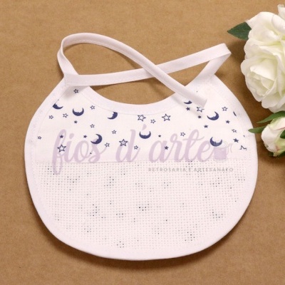 Babete branco para bebé com luas e estrelas azuis e fita para amarrar