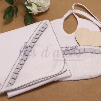 Conjunto de toalha e babete branco com detalhes cinza e coração de madeira