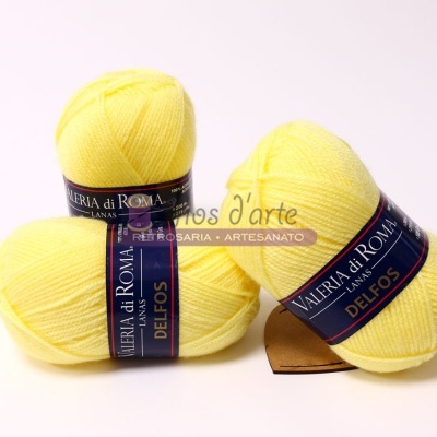 Três novelos de lã amarela VALERIA DI ROMA DELFOS com rótulos azuis