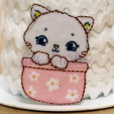 Fita decorativa branca com aplique de gatinho num bolso cor-de-rosa floral