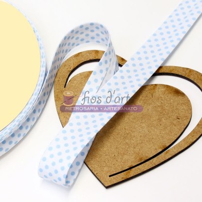 Fita decorativa branca com bolinhas azuis e formas de coração em madeira