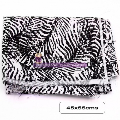 Toalha branca e preta com padrão de folhas em zebra dobrada, etiqueta 45x55cms