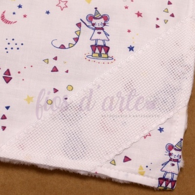 Pano de fralda branca com estampado colorido de ratinho e formas geométricas