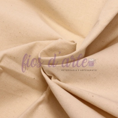 tecido de algodão cru com dobras e logótipo escrito