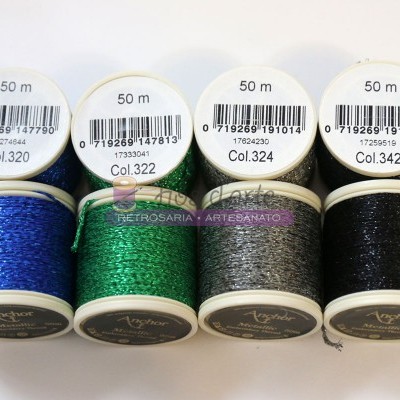 Quatro carretéis de linha metálica em azul, verde, prata e preto com etiquetas visíveis.