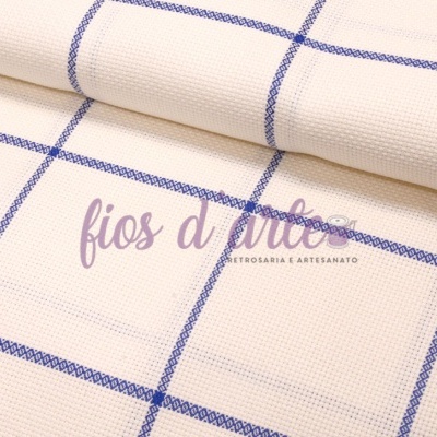 tecido branco com padrão de quadrados azuis e texto sobreposto