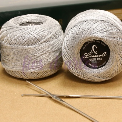 Novelos de linha prateada Lisocl Metal Fino com agulhas de croché