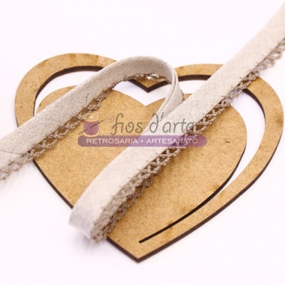Fitas de tecido bege com bordas rendadas sobre suporte em forma de coração de madeira com texto