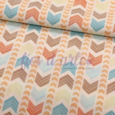 Tecido estampado com setas coloridas em rolo