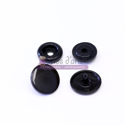 Botões de pressão pretos brilhantes sobre fundo branco